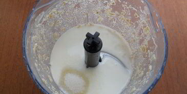 чернично-клубничный смузи с овсянкой и мороженым