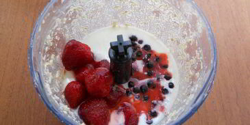 чернично-клубничный смузи с овсянкой и мороженым