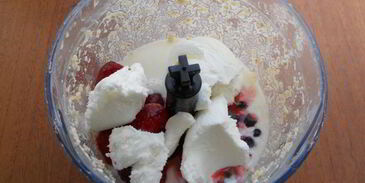 чернично-клубничный смузи с овсянкой и мороженым