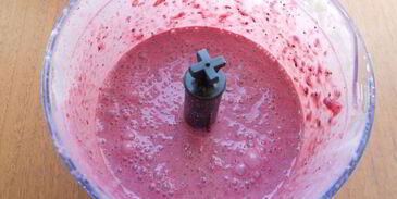 чернично-клубничный смузи с овсянкой и мороженым