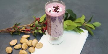 черничный смузи с финиками