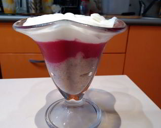 Десерт из бананового смузи и киселя