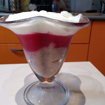 Десерт из бананового смузи и киселя