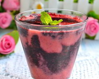 Клубнично-черничный смузи