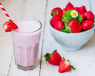 Клубничный смузи с клубникой
