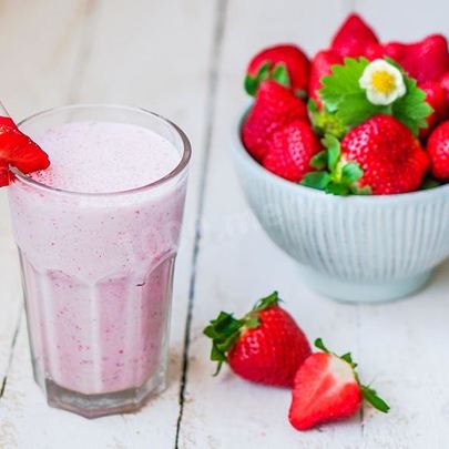 Клубничный смузи с клубникой