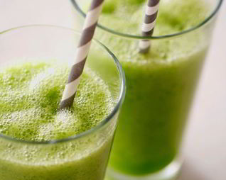 Полезный смузи с фруктами и шпинатом