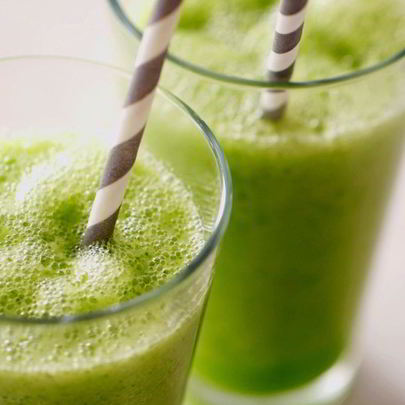 Полезный смузи с фруктами и шпинатом