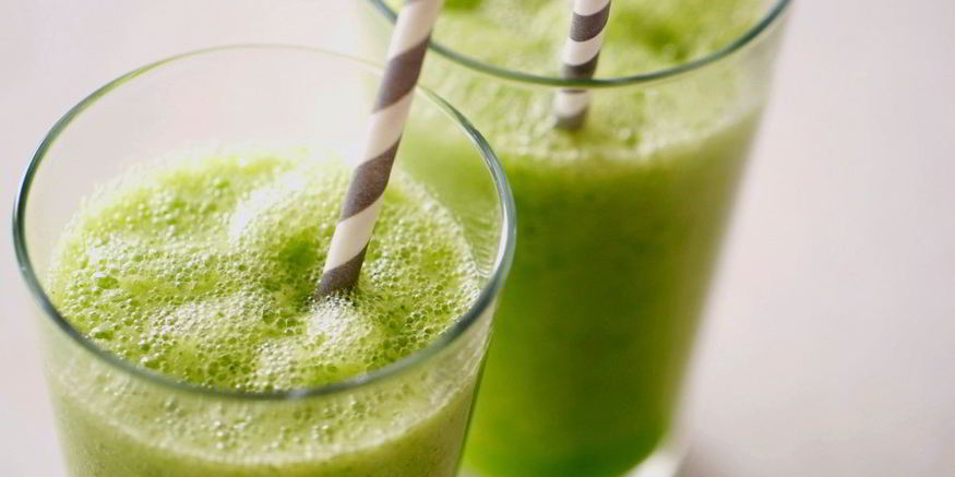 Рецепт полезного смузи с фруктами и шпинатом