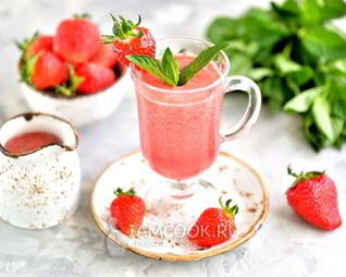 Смузи с кокосовым молоком и клубникой