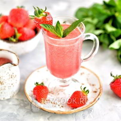 Смузи с кокосовым молоком и клубникой