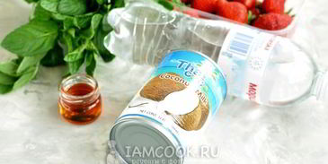 смузи с кокосовым молоком и клубникой