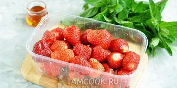 смузи с кокосовым молоком и клубникой