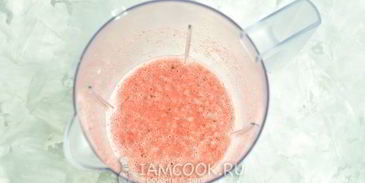 смузи с кокосовым молоком и клубникой