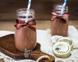 Творожный смузи с бананом и какао