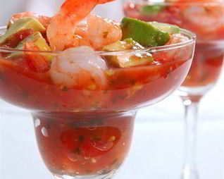 Томатный коктейль с крабами и креветками