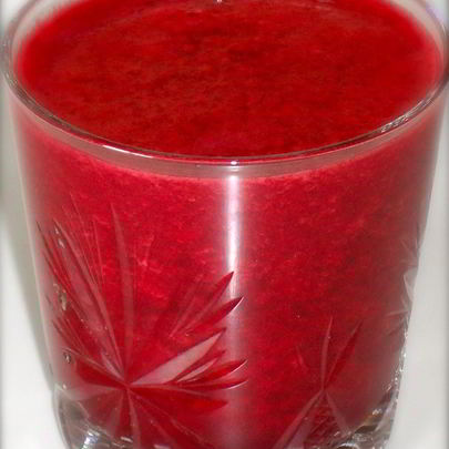 Витаминный напиток из свеклы, манго и помидор