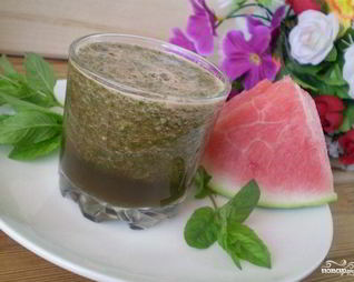Зеленый коктейль с арбузом