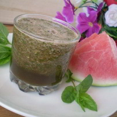 Зеленый коктейль с арбузом