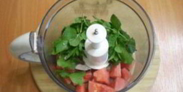 зеленый коктейль с арбузом