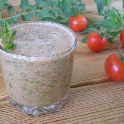 Зеленый коктейль с помидорами