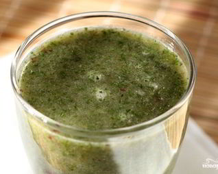 Зеленый коктейль с вишней