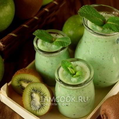 Зеленый коктейль с яблоком и пекинской капустой