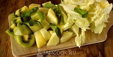 зеленый коктейль с яблоком и пекинской капустой