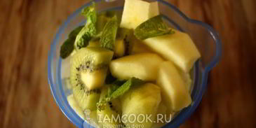 зеленый коктейль с яблоком и пекинской капустой