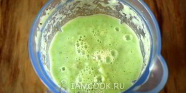 зеленый коктейль с яблоком и пекинской капустой