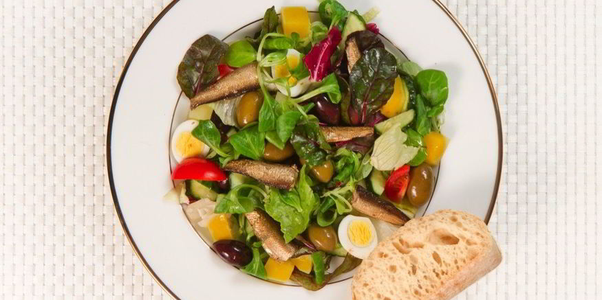 Рецепт балтийского салата со шпротами