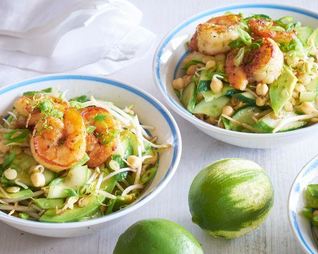 Большой салат с креветками, огурцами, авокадо и проростками