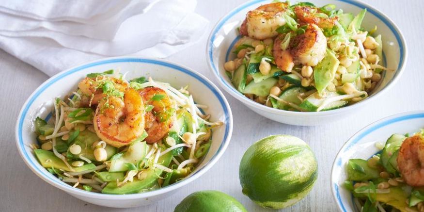 Рецепт большого салата с креветками, огурцами, авокадо и проростками