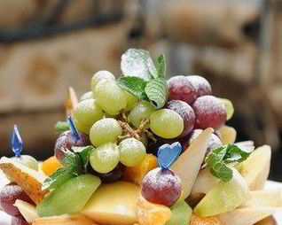 Фруктовый салат с лаймово-мятным соусом