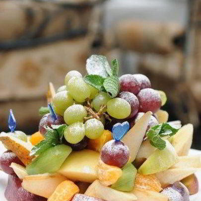 Фруктовый салат с лаймово-мятным соусом