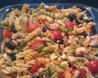 Греческий салат с макаронами и грибами