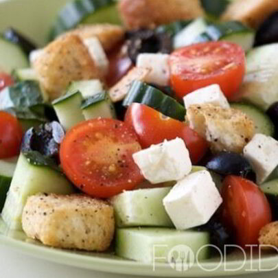 Греческий салат с сухариками