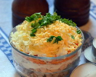 Слоеный салат с горбушей и гречкой