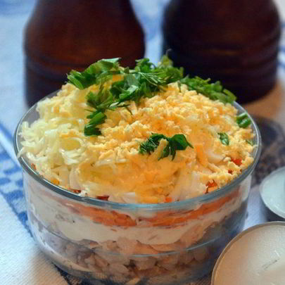 Слоеный салат с горбушей и гречкой