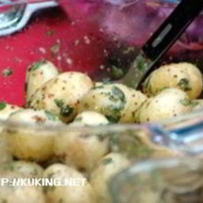 Горячий картофельный салат с травами