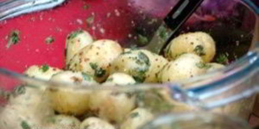 Рецепт горячего картофельного салата с травами