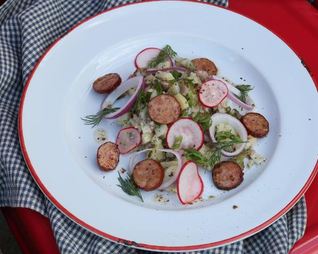 Картофельный салат с колбасками и беконом