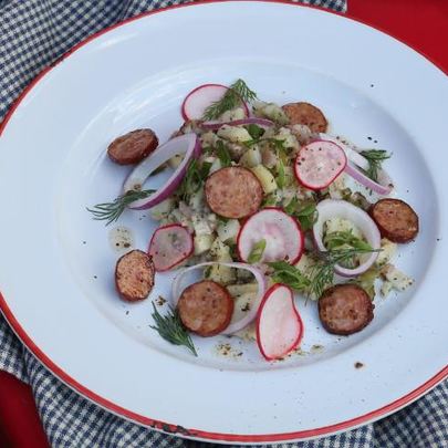 Картофельный салат с колбасками и беконом