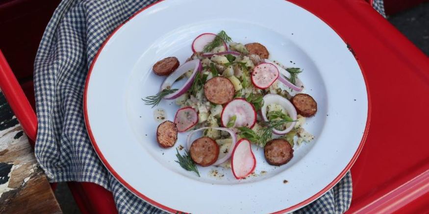 Рецепт картофельного салата с колбасками и беконом