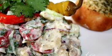 картофельный салат с мясом гирос и дзадзики