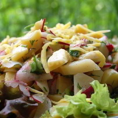 Картофельный салат с редиской и зеленью