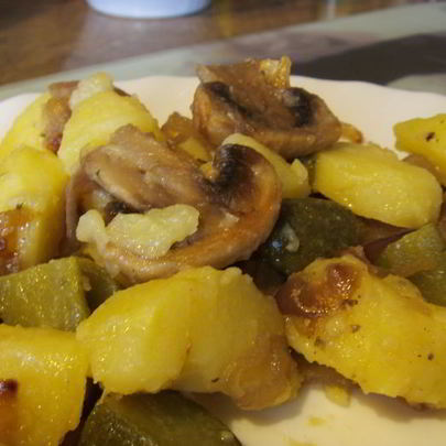 Картофельный салат с солеными огурцами и грибами