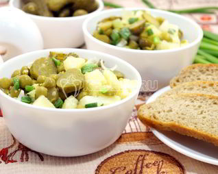 Картофельный салат с зеленым горошком