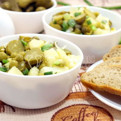 Картофельный салат с зеленым горошком