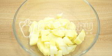 картофельный салат с зеленым горошком